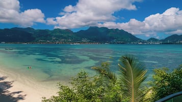 Plage, sable blanc, chaises longues, parasols
