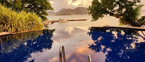 2 outdoor pools, pool umbrellas