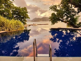 2 piscinas al aire libre, sombrillas