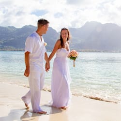 Plage, sable blanc, chaises longues, parasols
