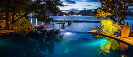 2 piscine all'aperto, ombrelloni da piscina