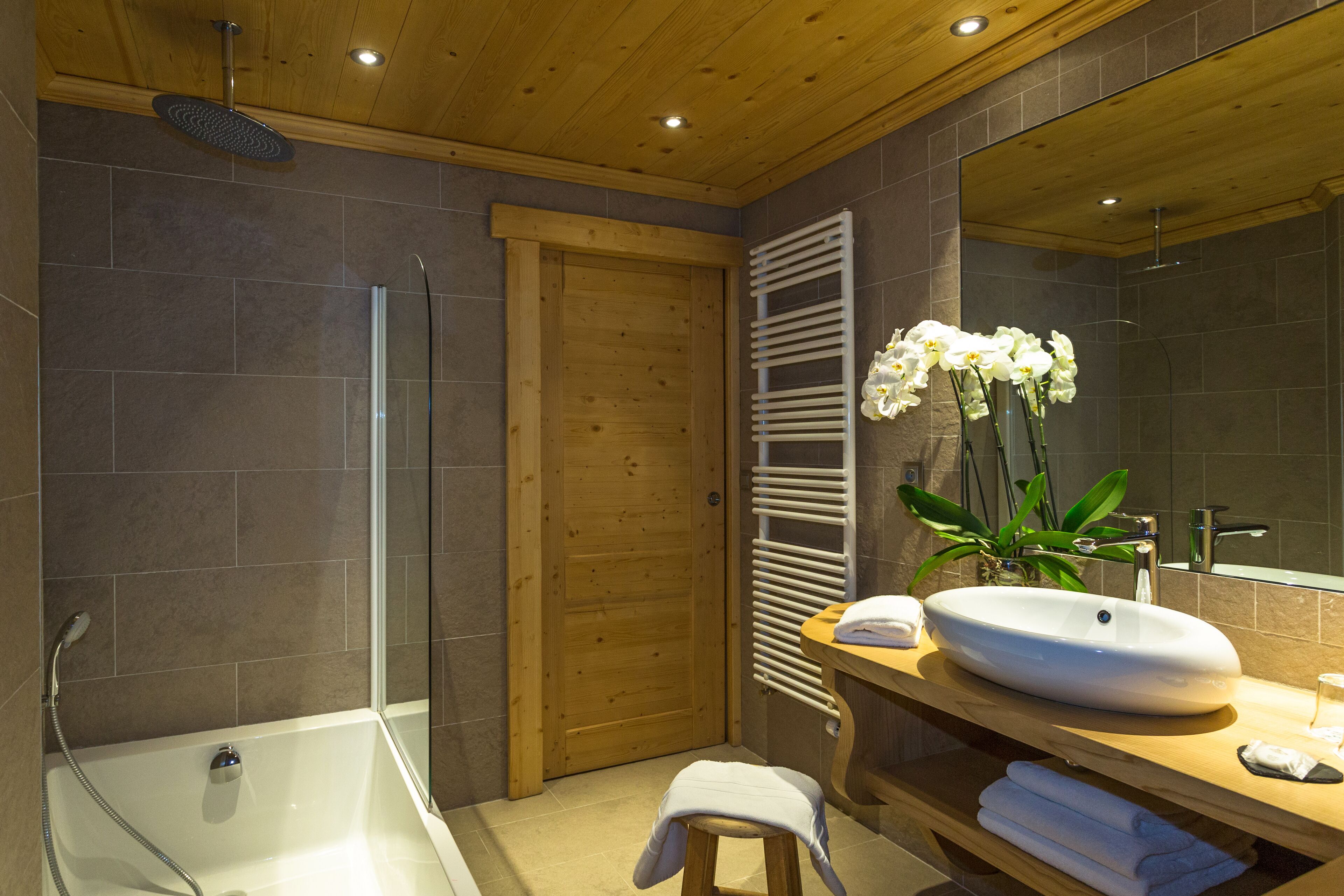 twin room | bathroom | free toiletries, hair dryer, bathrobes, slippers