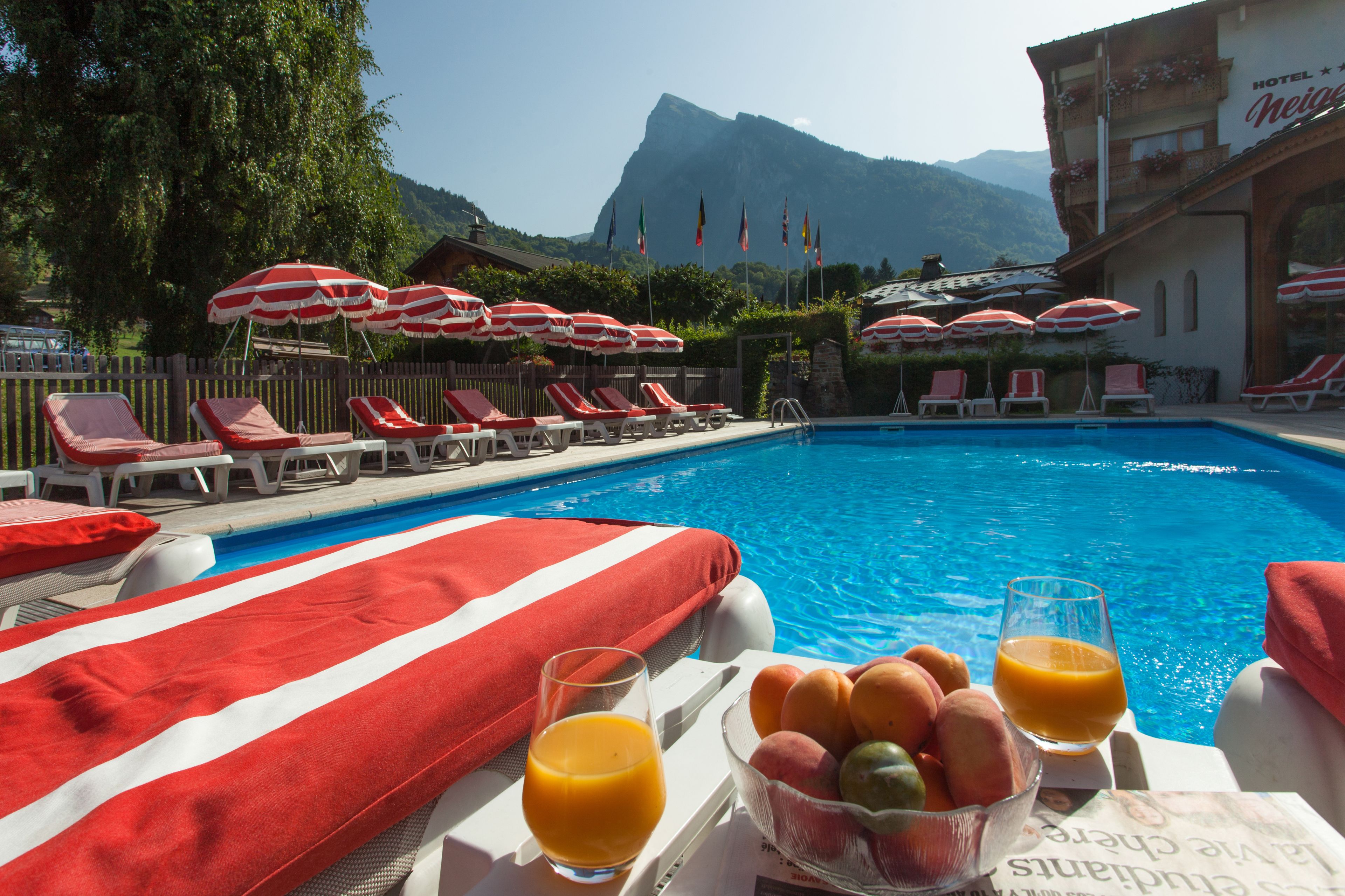 Innenpool, Außenpool (je nach Saison geöffnet), Sonnenschirme