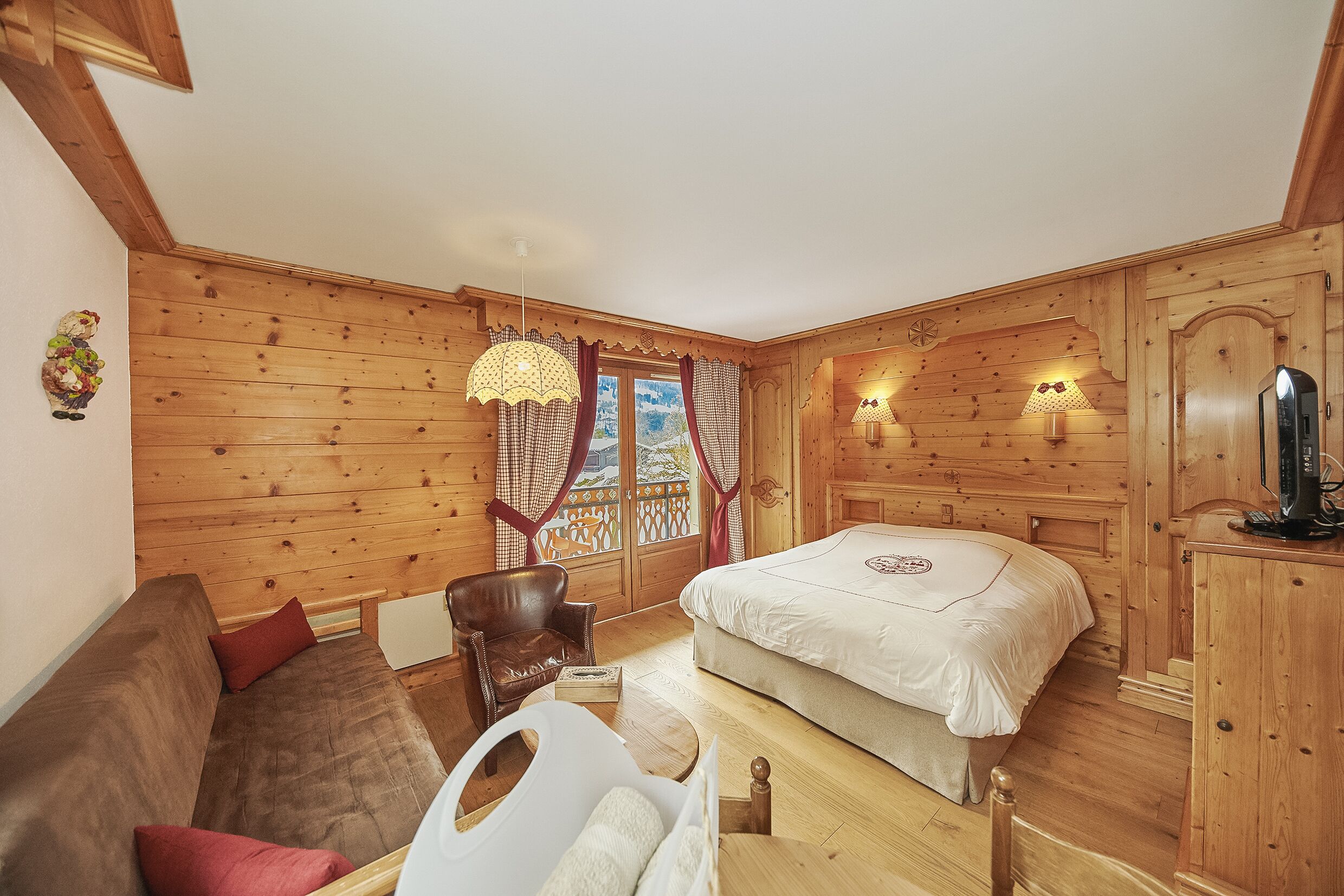 communicating rooms studio  | in-room safe, desk, soundproofing, free wifi