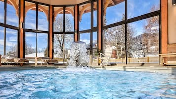 Indendørs pool, sæsonbestemt udendørs pool, parasoller, liggestole