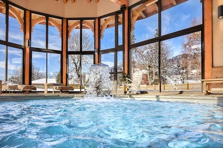 SisÀuima-allas, kauden mukainen ulkouima-allas, aurinkovarjoja