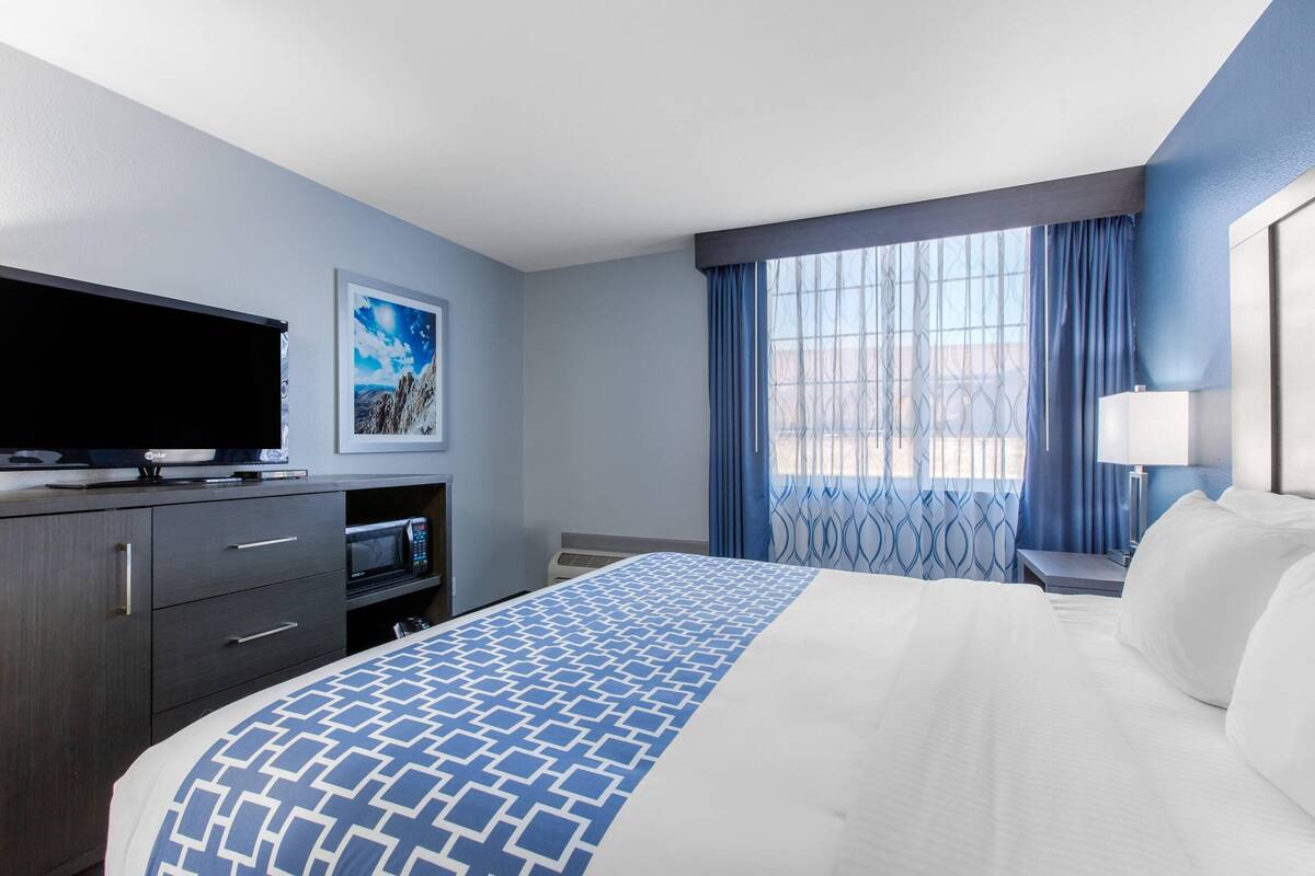 Room, 1 King Bed, Accessible, Non Smoking | Premium bedding, down duvets, pillow-top beds, desk