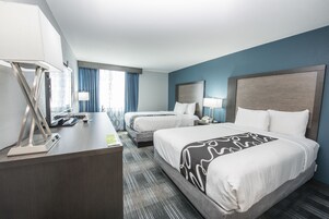 高档床上用品、羽绒被、加厚床垫、办公桌