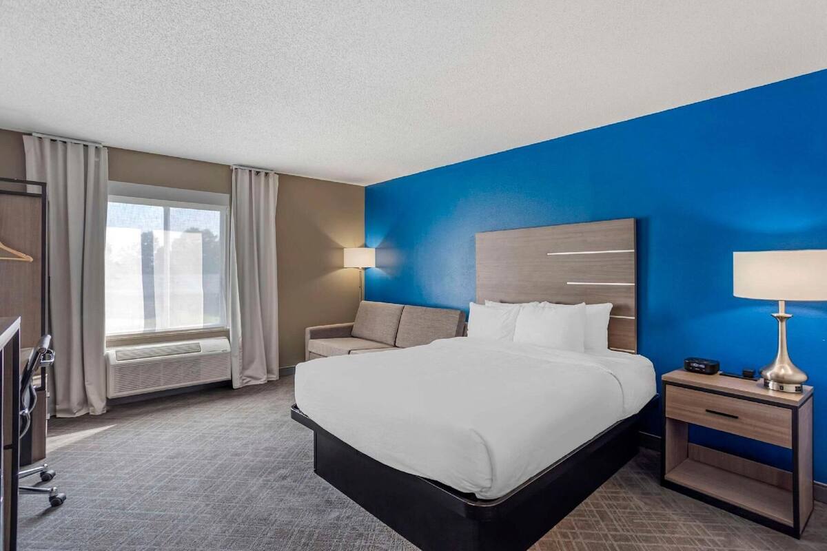 Premium bedding, in-room safe, desk, laptop workspace
