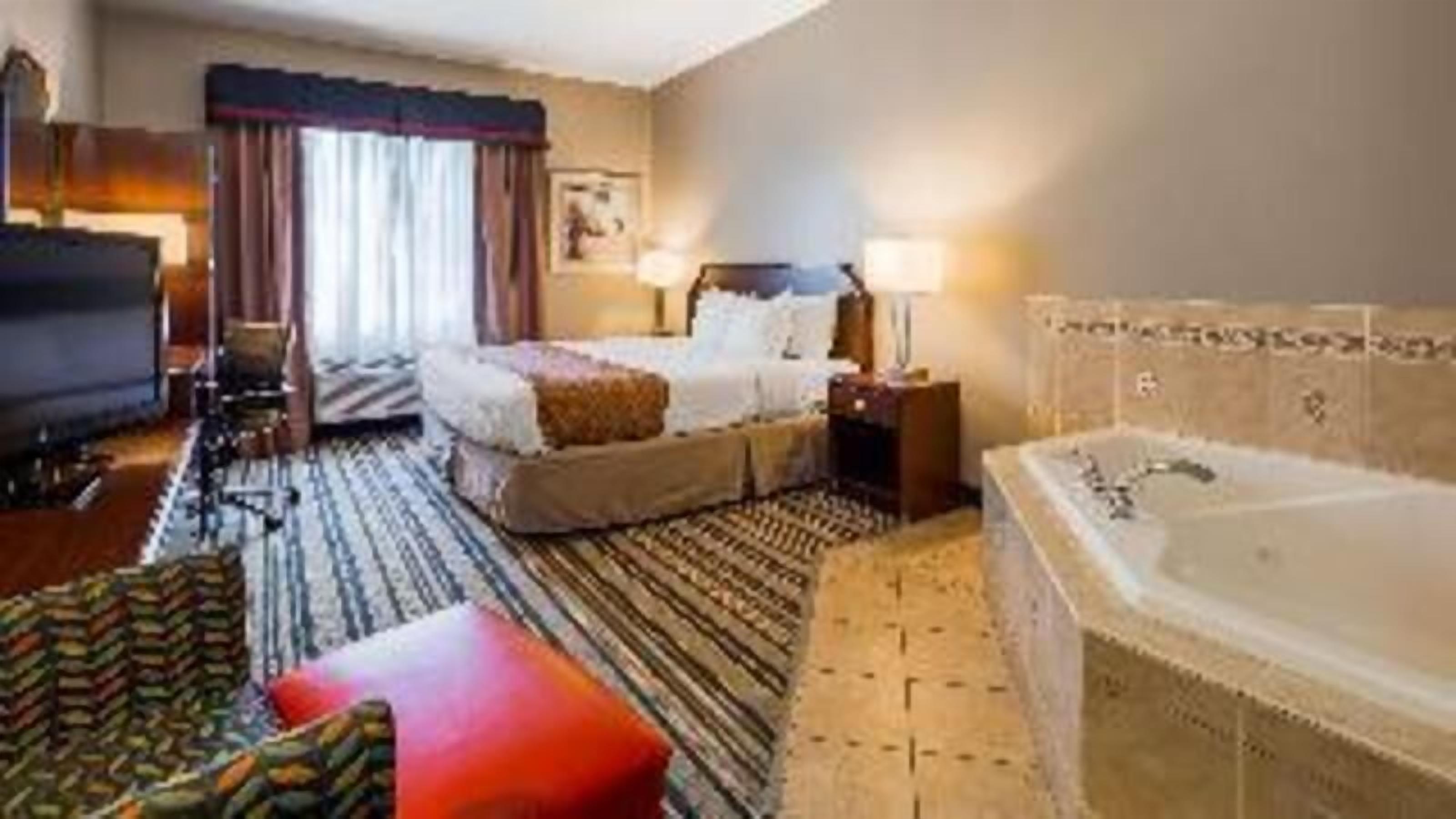 Premium bedding, in-room safe, desk, laptop workspace
