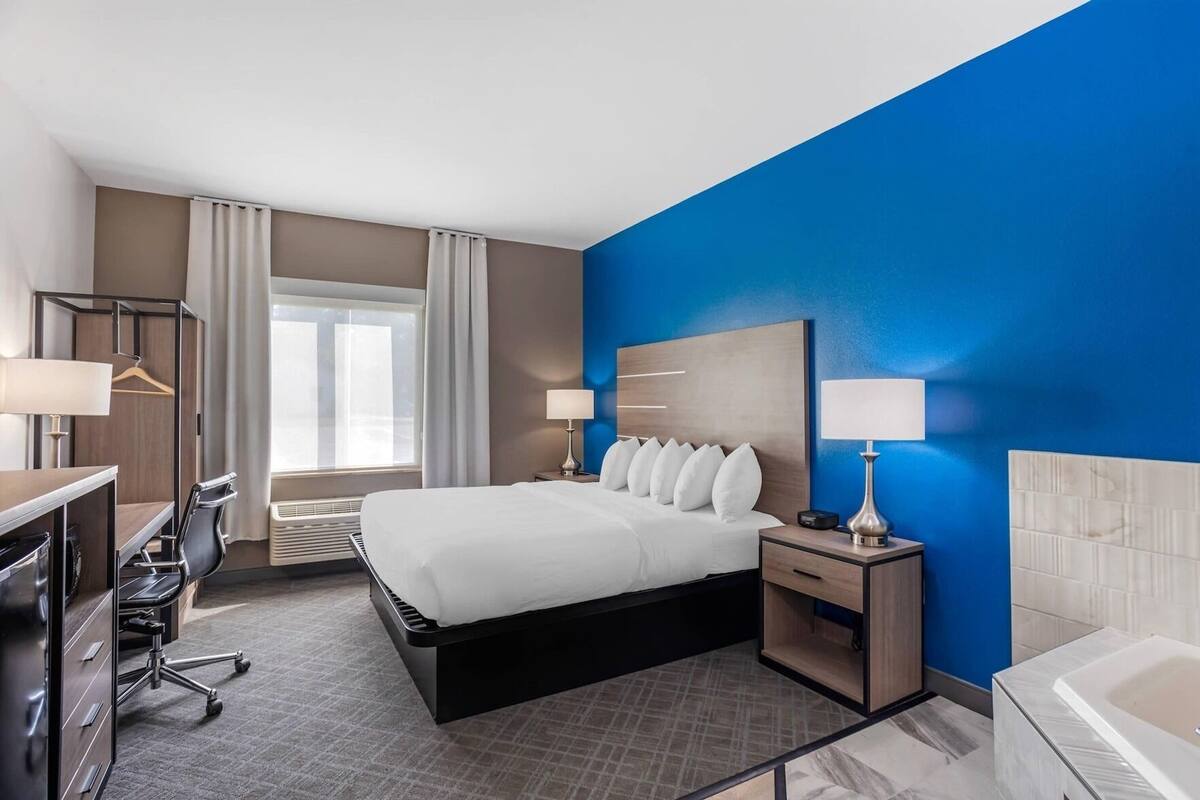 Premium bedding, in-room safe, desk, laptop workspace