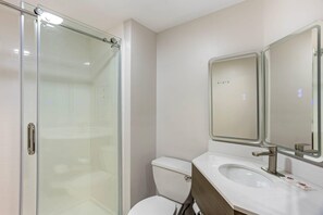 Quarto, 1 cama King, para não fumantes | Roupas de cama premium, cofres nos quartos, escrivaninha