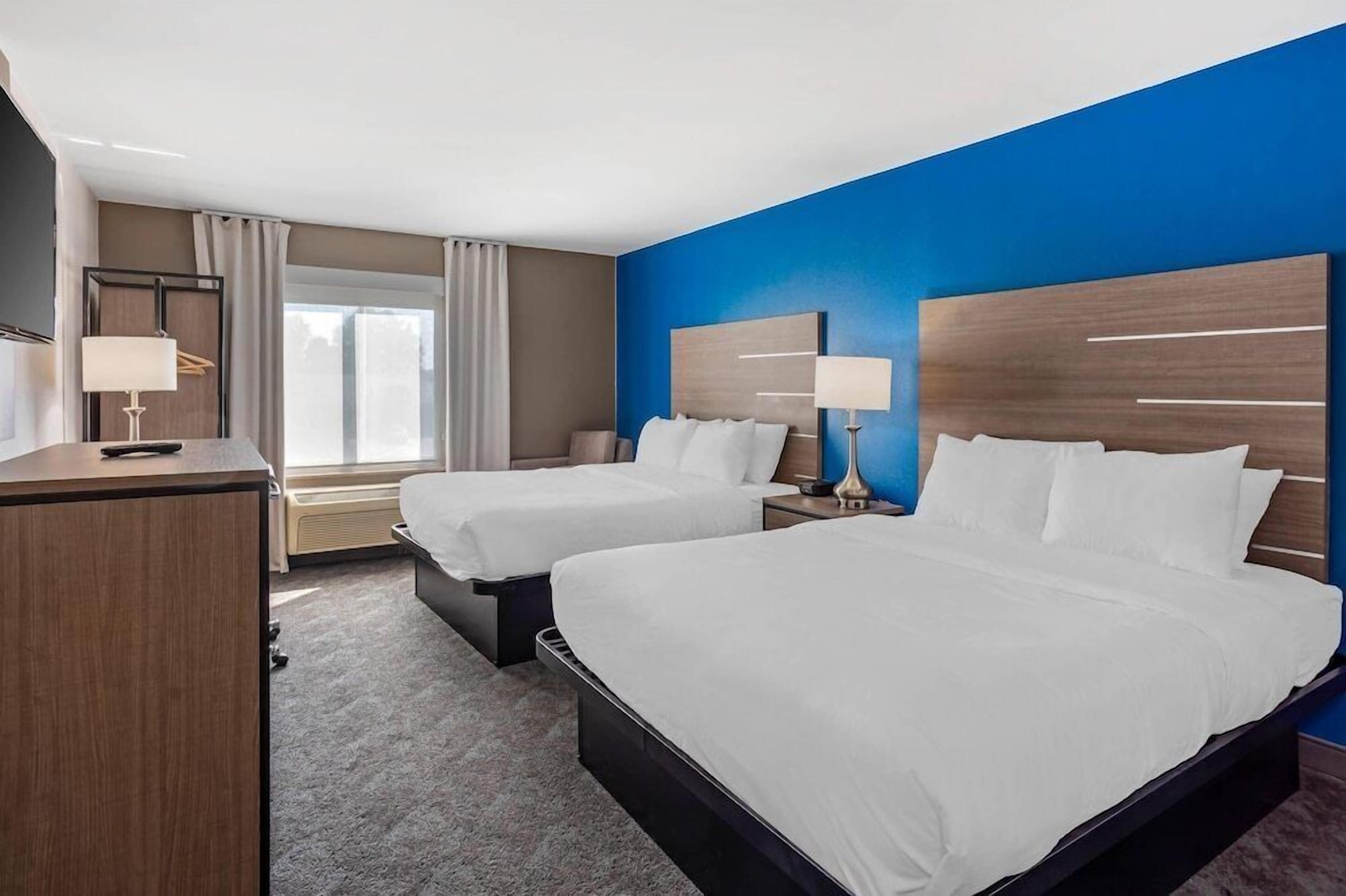 Premium bedding, in-room safe, desk, laptop workspace
