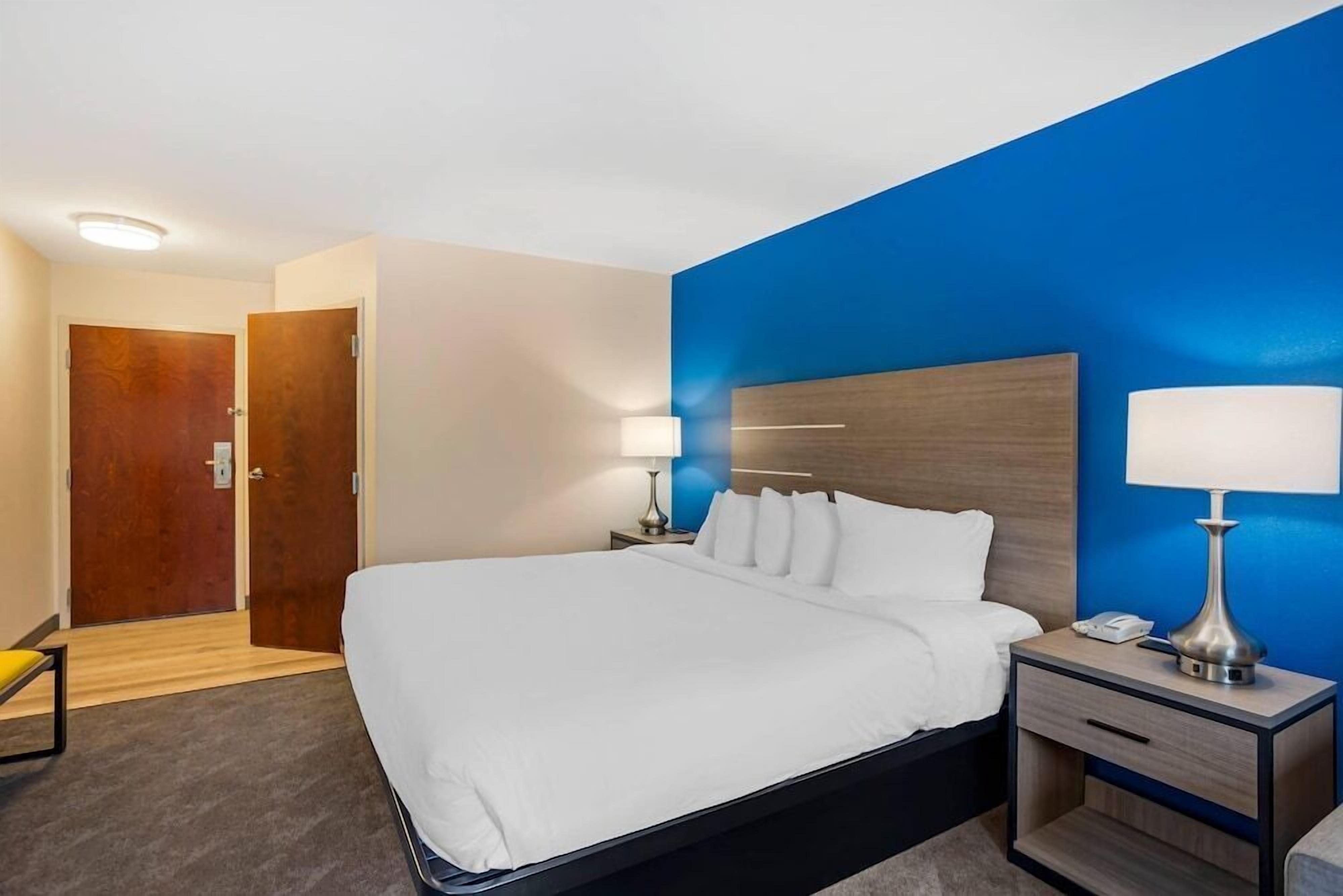 Premium bedding, in-room safe, desk, laptop workspace