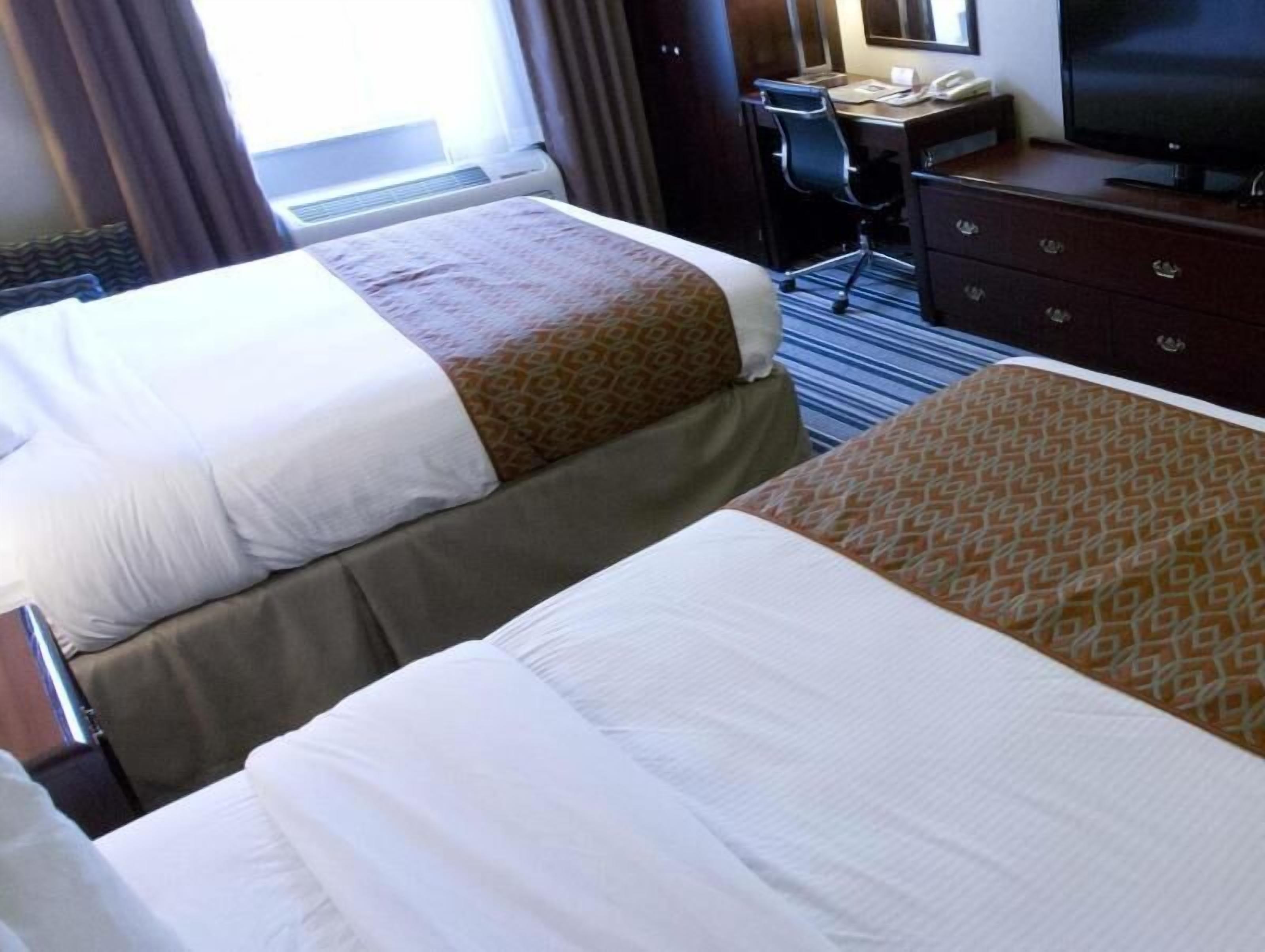 Premium bedding, in-room safe, desk, laptop workspace