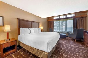 Phòng Tiêu chuẩn, 1 giường cỡ king, phù hợp cho người khuyết tật, ban công (with Sofabed) | Bộ đồ giường cao cấp, chăn bông, bàn, bàn ủi/dụng cụ ủi quần áo 