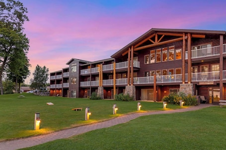 Exterior. Best Western Premier The Lodge on Lake Detroit