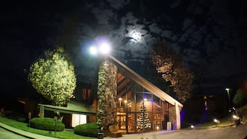 Fachada de la propiedad por la tarde o noche