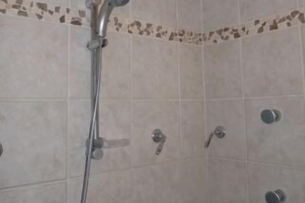 Rom – deluxe, 1 kingsize-seng | Dusj på badet