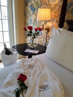 Luxury Room, 1 Bedroom, Non Smoking (Room 322) | Blackout drapes, iron/ironing board, free WiFi, bed sheets