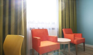 Escritorio, cortinas blackout, sistema de insonorización y wifi gratis 