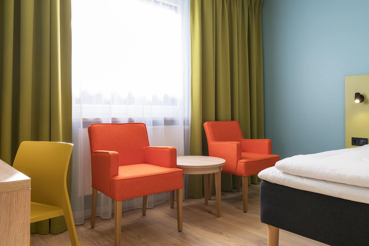 desk, blackout curtains, soundproofing, free wifi