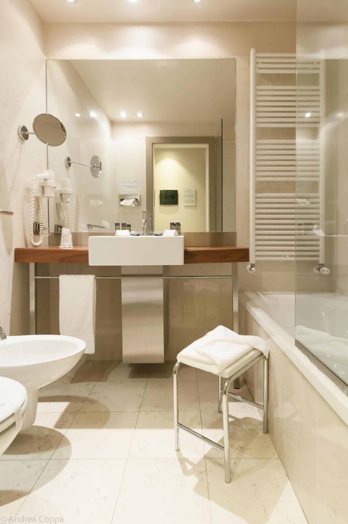 Set di cortesia gratuito, asciugacapelli, bidet, asciugamani
