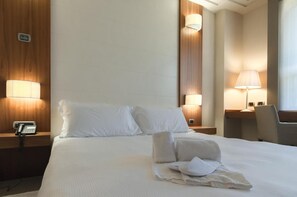 迷你吧、客房內保險箱、書桌、隔音