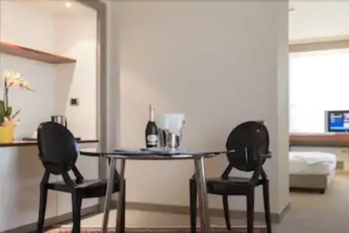 1 chambre, minibar, coffres-forts dans les chambres, bureau