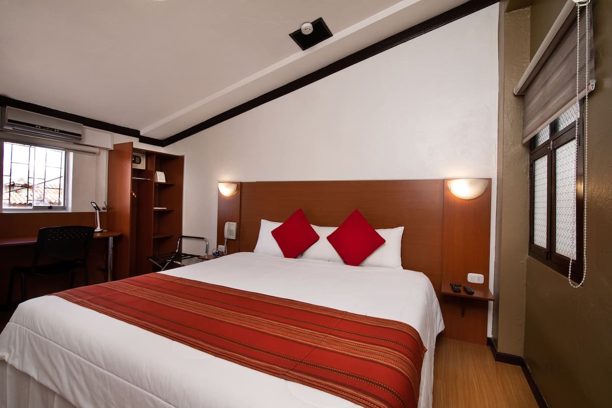 Chambre Standard, 1 grand lit, salle de bains privée | Coffres-forts dans les chambres, Wi-Fi gratuit, draps fournis