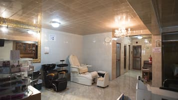 Exfoliaciones corporales, tratamientos faciales y manicures y pedicures