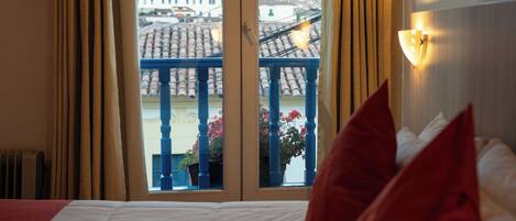 高級客房, 1 張特大雙人床 | 房內夾萬、免費 Wi-Fi、床單