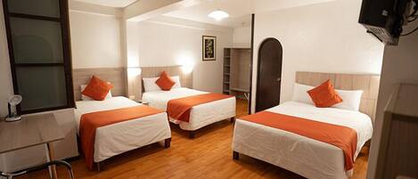 Standardzimmer, Mehrere Betten | Zimmersafe, kostenloses WLAN, Bettwäsche