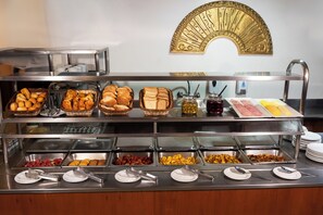 Free daily buffet breakfast - Hotel Hacienda Cusco Plaza (Cusco)