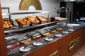 Free daily buffet breakfast  - Hotel Hacienda Cusco Plaza (Cusco)