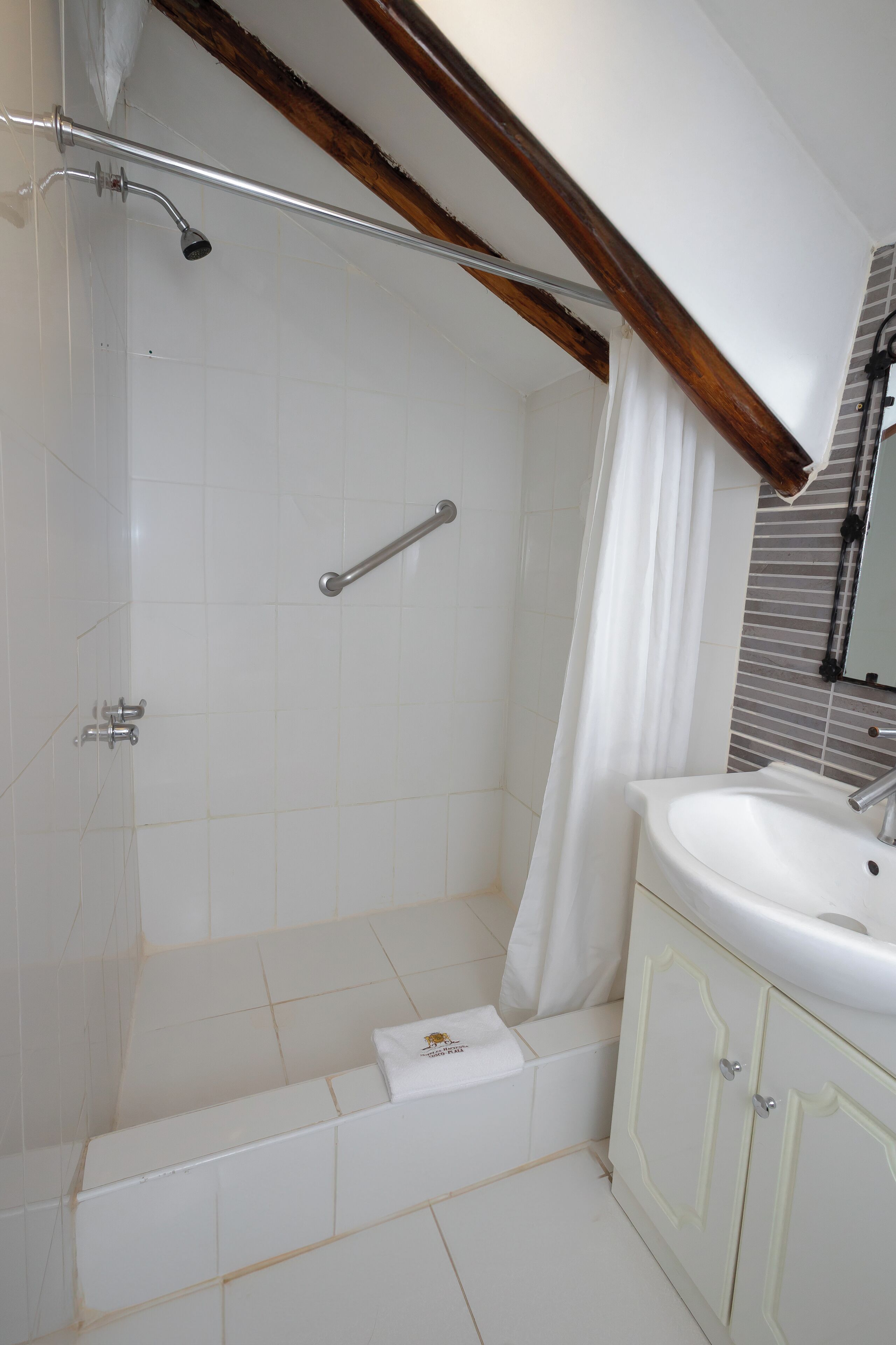 Une salle de bain avec une douche, un lavabo et des toilettes.