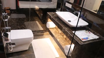 Buồng tắm vòi sen, đồ dùng nhà tắm được thiết kế riêng, máy sấy tóc
