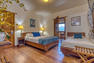 Kaliteli yatak takımı, odada kasa, masa, ütü/ütü masası 