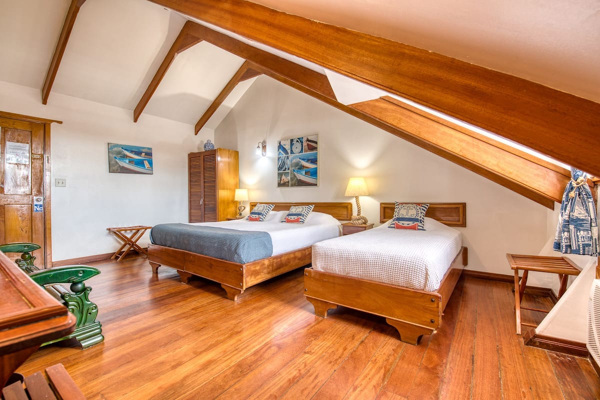 Standaard kamer | Luxe beddengoed, een kluis op de kamer, een bureau