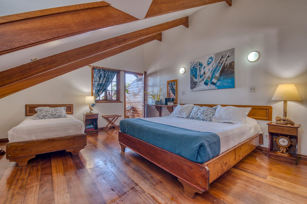 Premium kamer, uitzicht op stad | Uitzicht vanaf balkon