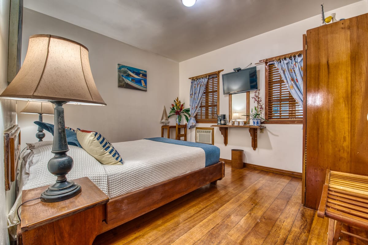 Standaard kamer | Luxe beddengoed, een kluis op de kamer, een bureau