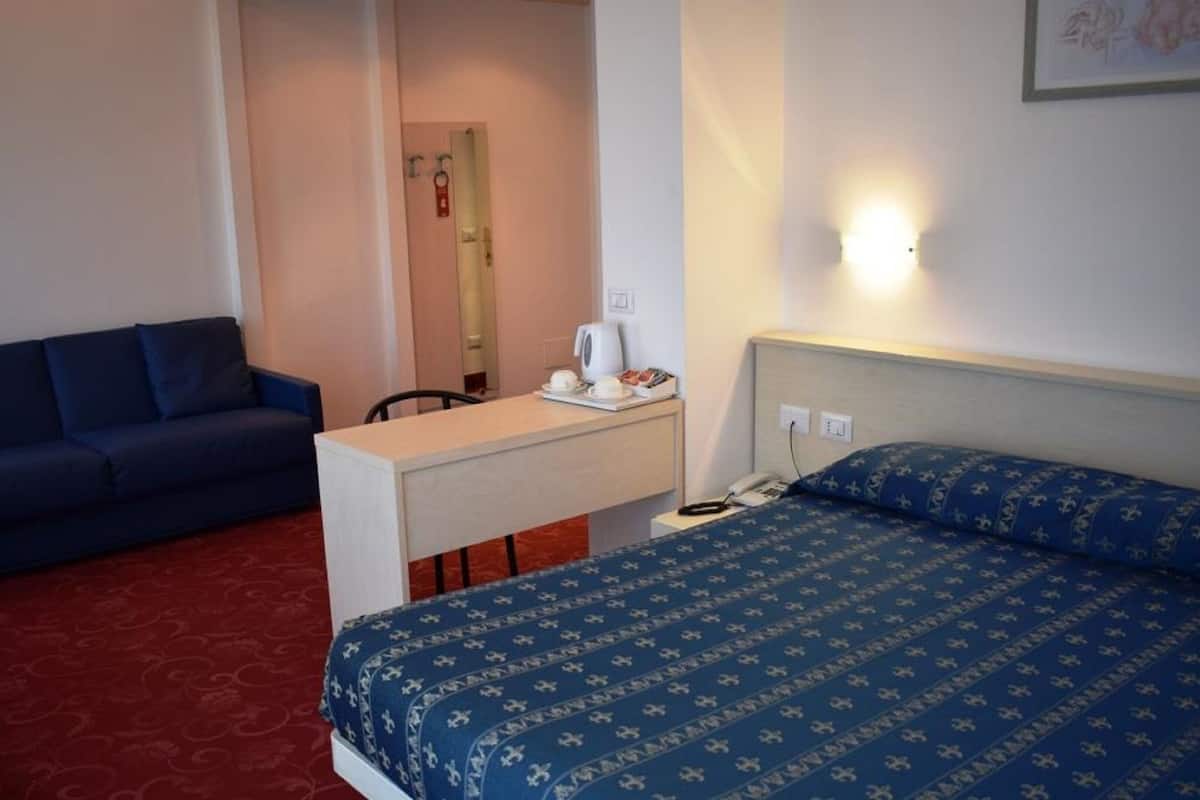 triple room | minibar, desk, free wifi, bed sheets