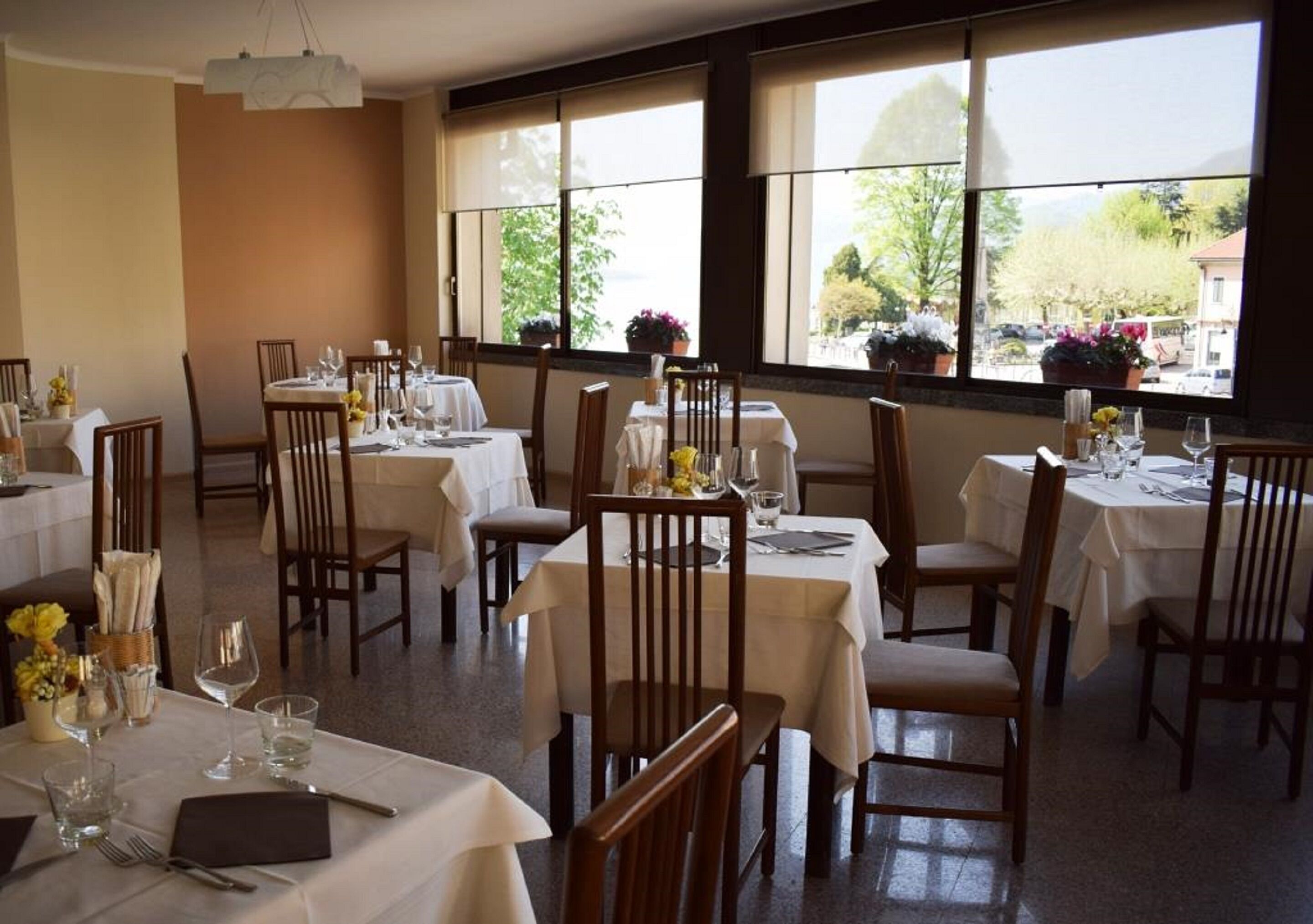 free buffet breakfast