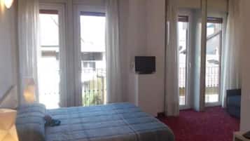 Quarto casal, vista para o lago | Frigobar, escrivaninha, Wi-Fi de cortesia, roupa de cama