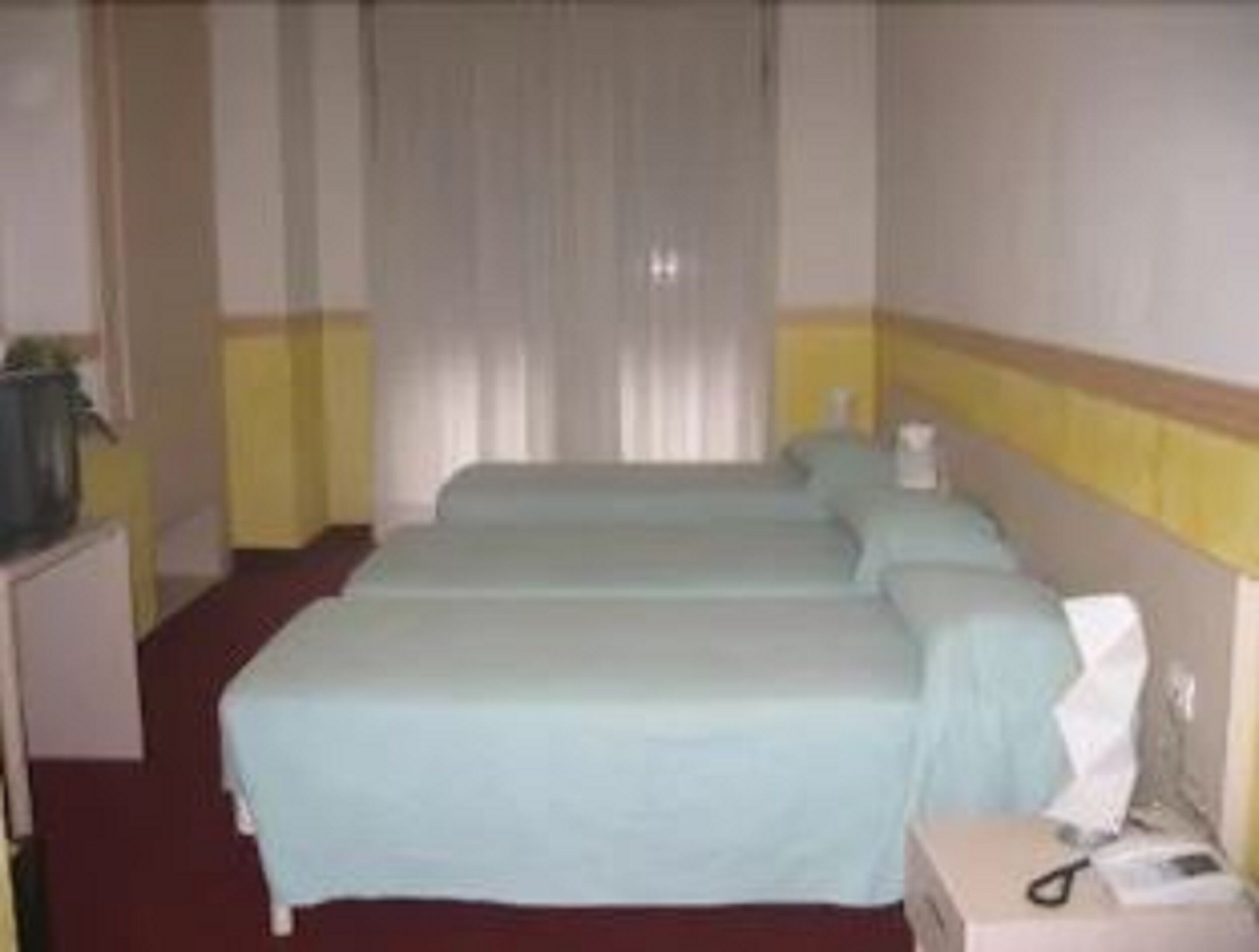 triple room | minibar, desk, free wifi, bed sheets