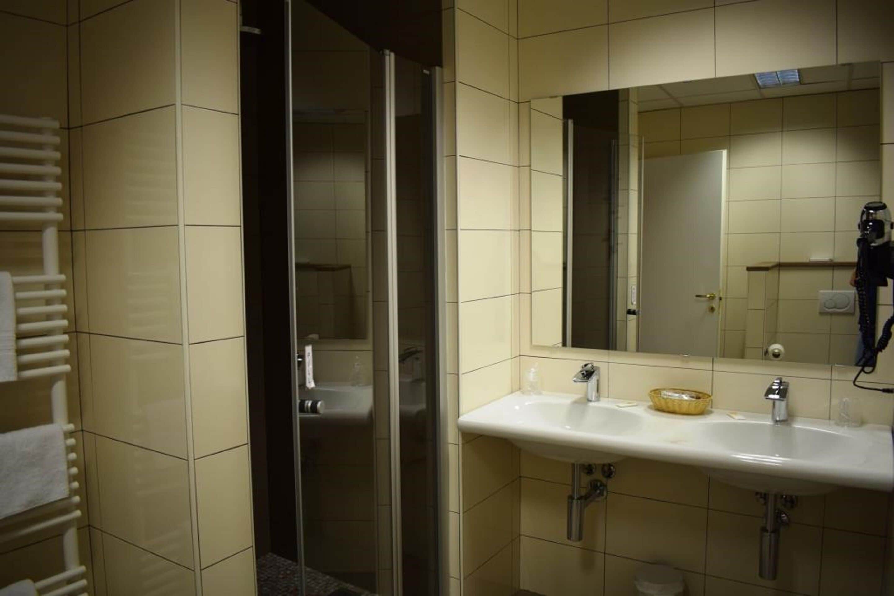 double room | bathroom | shower, free toiletries, hair dryer, bidet