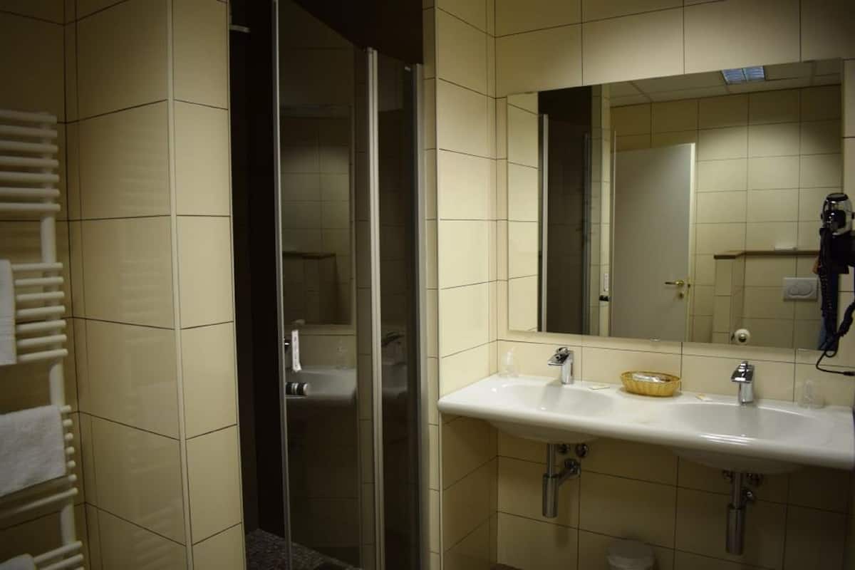 double room | bathroom | shower, free toiletries, hair dryer, bidet