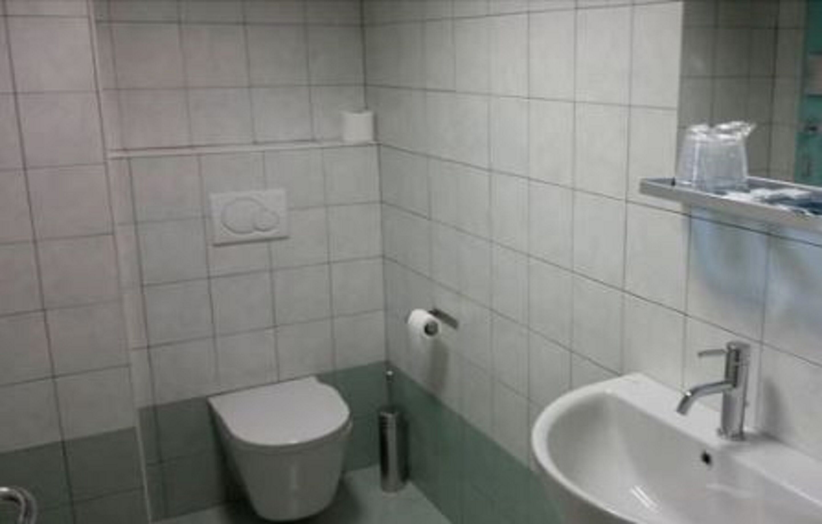 shower, free toiletries, hair dryer, bidet