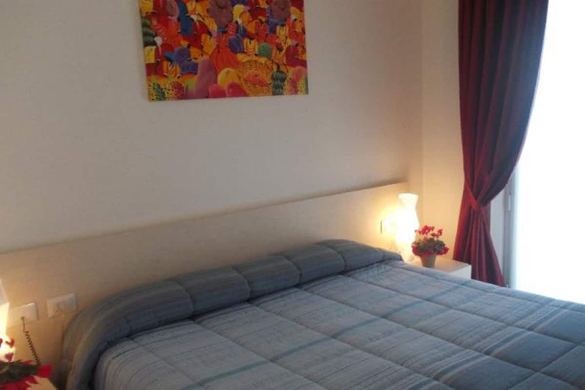 Double Room | Minibar, desk, WiFi (free), bed sheets