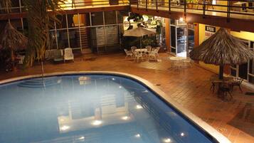 Una piscina al aire libre